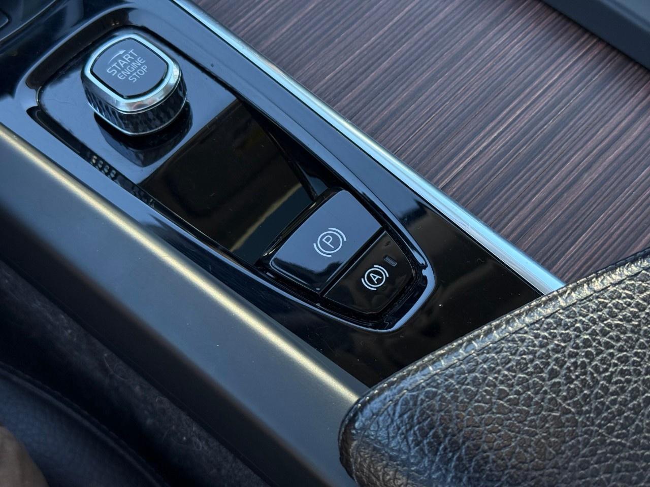 2022 Volvo XC60 B6 AWD Momentum Photo