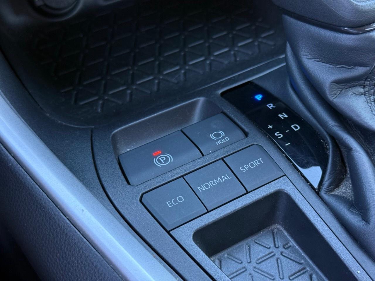 2021 Toyota RAV4 LE FWD Photo