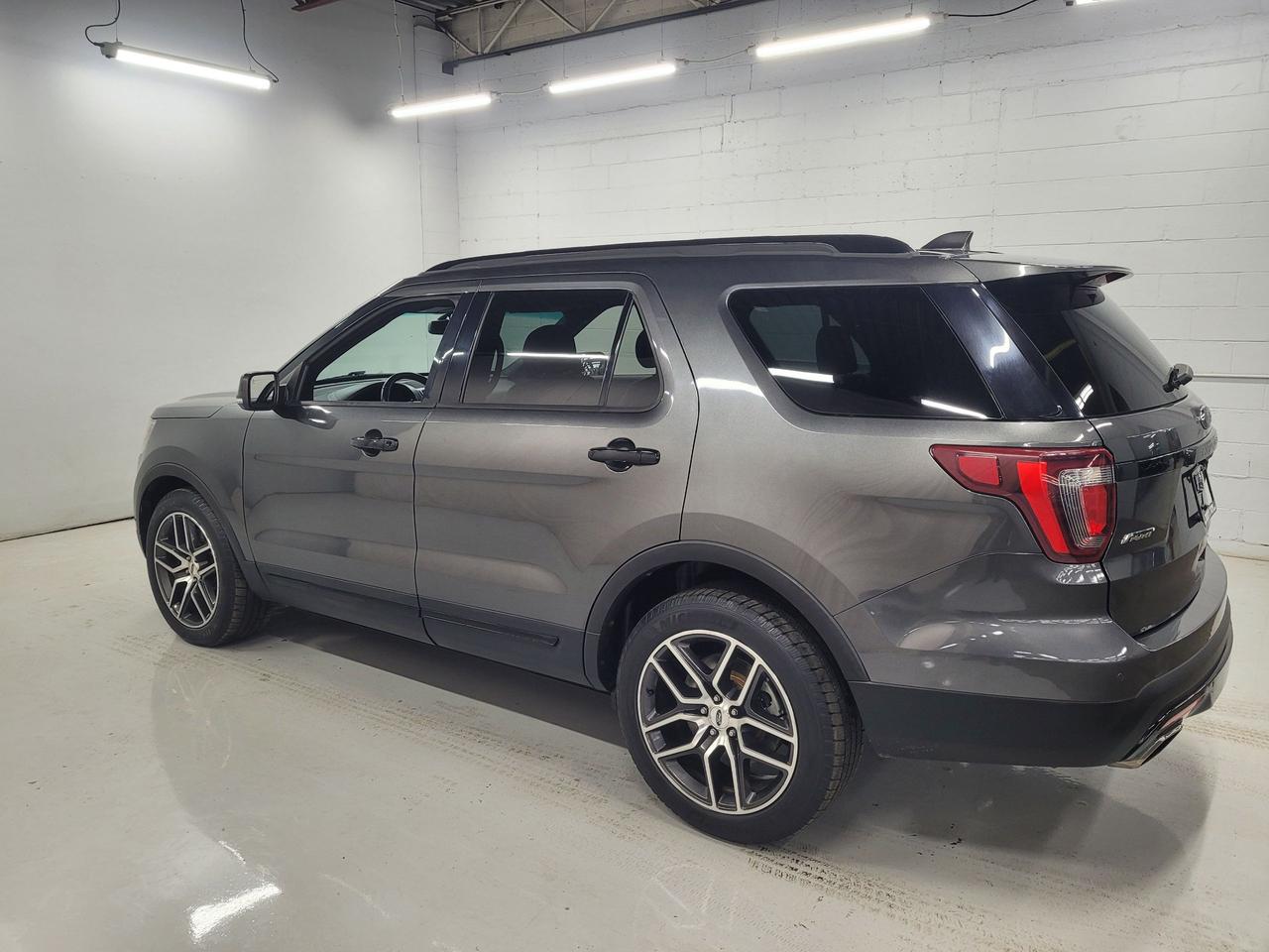 2016 Ford Explorer SPORT Photo4