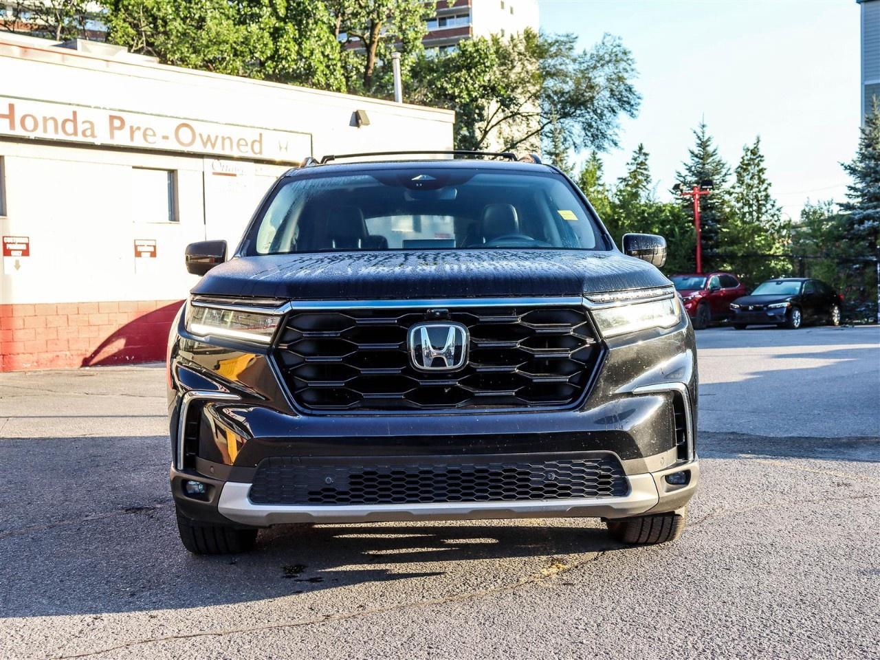 2023 Honda Pilot Touring AWD Photo5