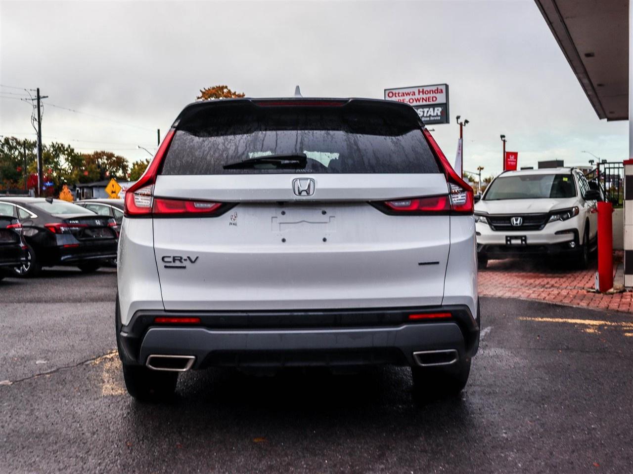 2023 Honda CR-V Hybrid Touring AWD Photo