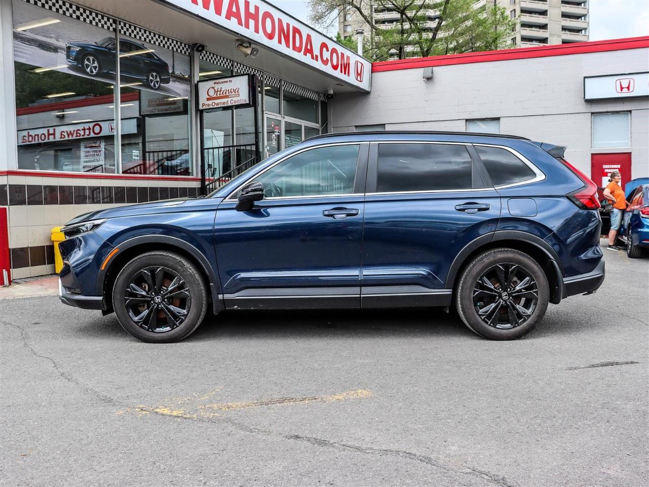 2023 Honda CR-V Hybrid Touring AWD Photo4
