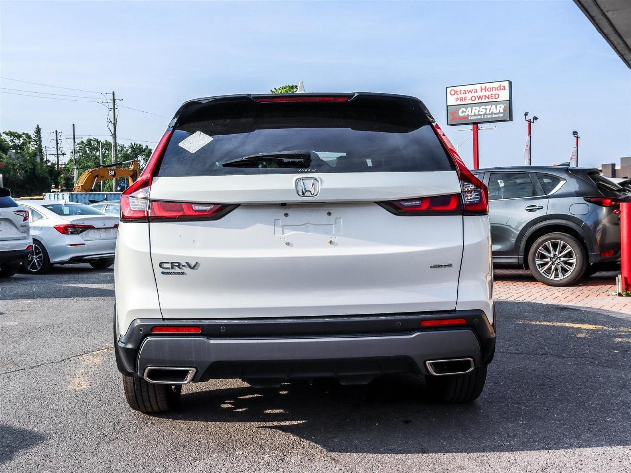 2023 Honda CR-V Hybrid Touring AWD Photo3