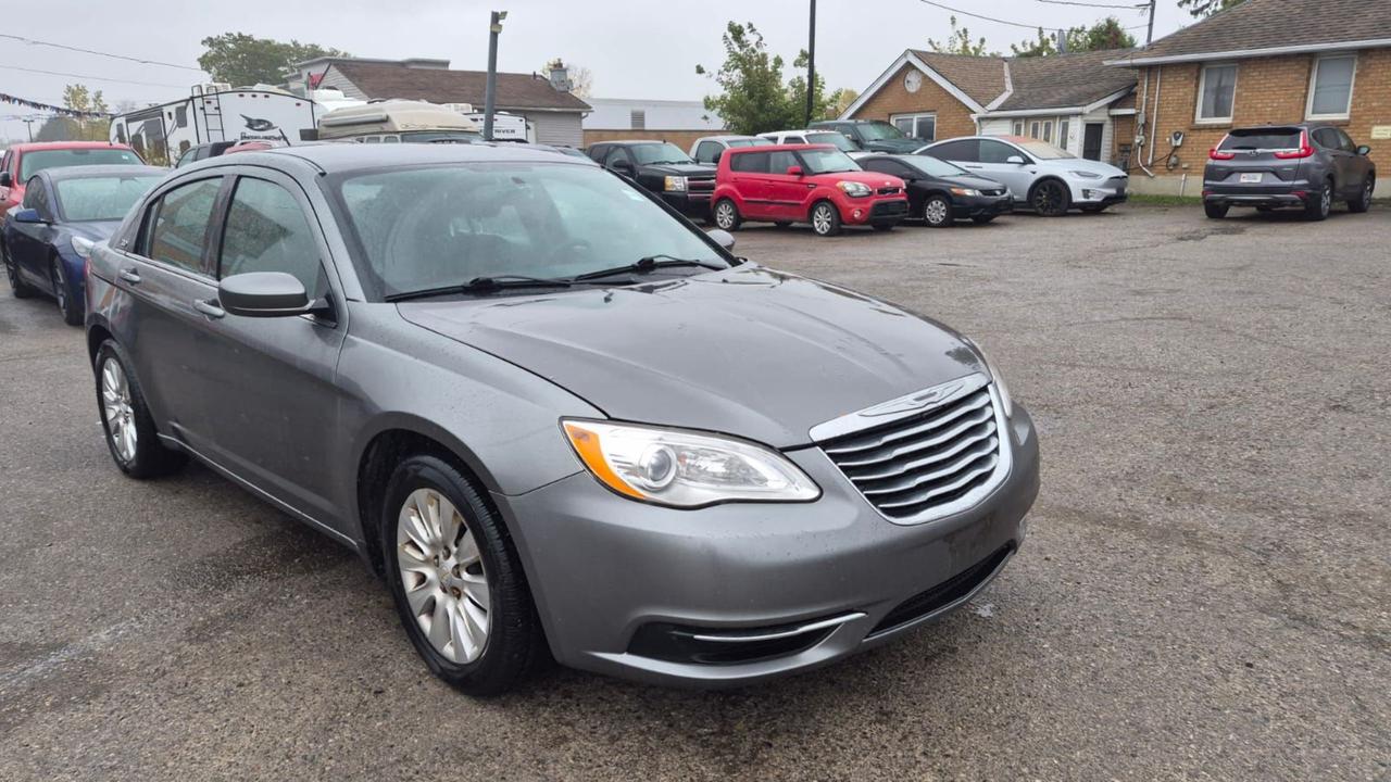 2013 Chrysler 200 LX, SEDAN, ONLY 126KMS, 4 CYLINDER, CERTIFIED Photo