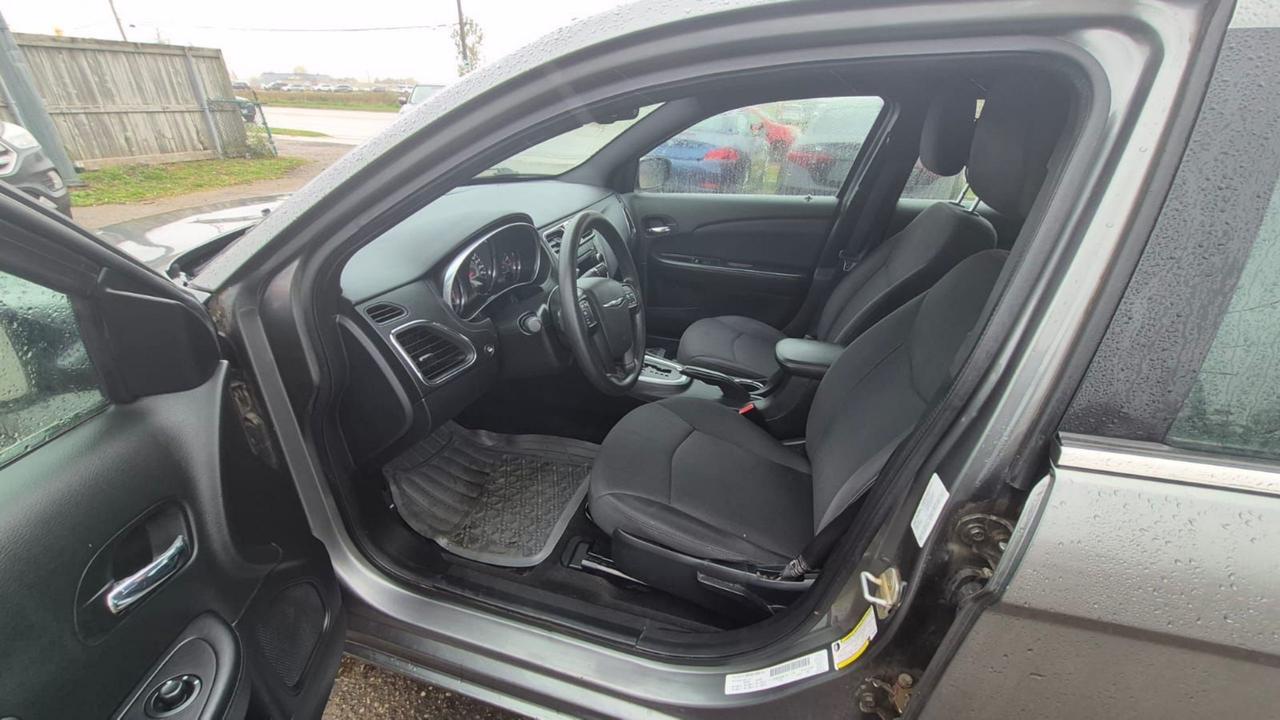 2013 Chrysler 200 LX, SEDAN, ONLY 126KMS, 4 CYLINDER, CERTIFIED Photo