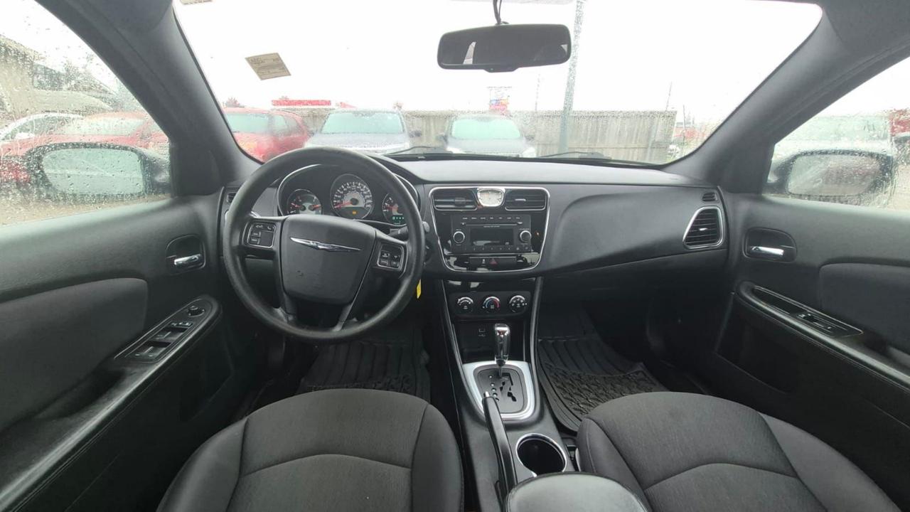 2013 Chrysler 200 LX, SEDAN, ONLY 126KMS, 4 CYLINDER, CERTIFIED Photo