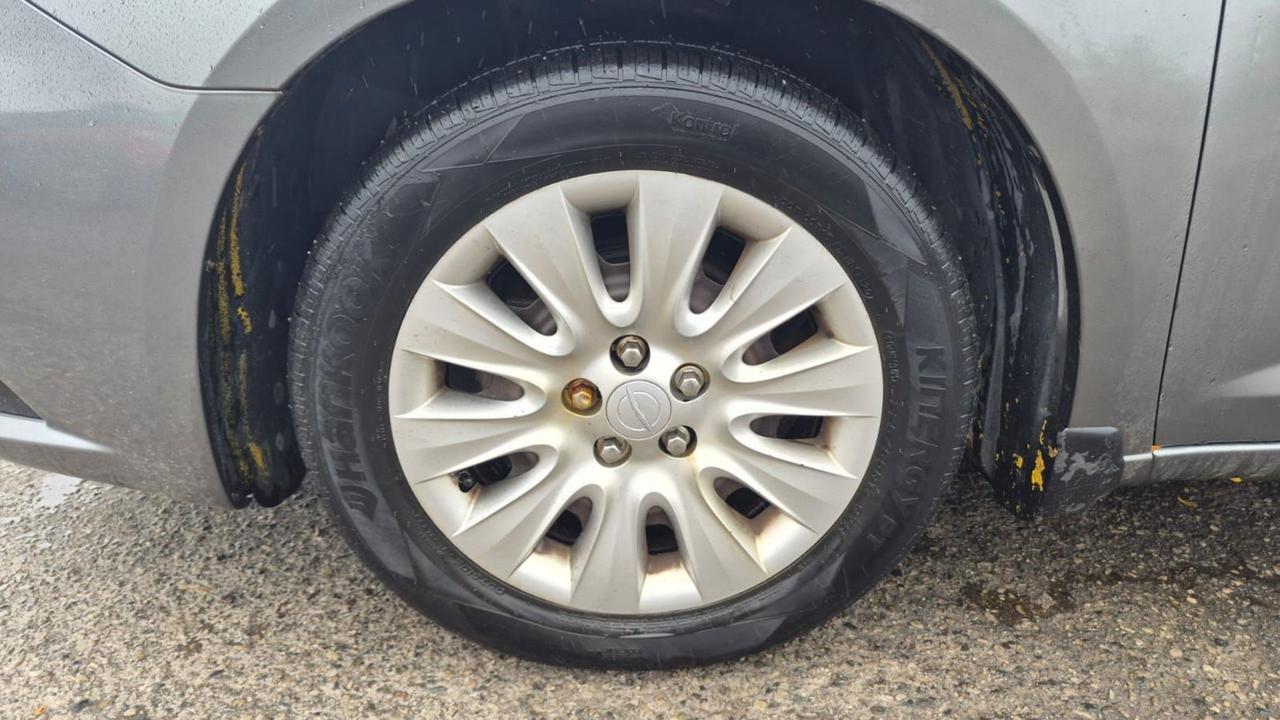 2013 Chrysler 200 LX, SEDAN, ONLY 126KMS, 4 CYLINDER, CERTIFIED Photo