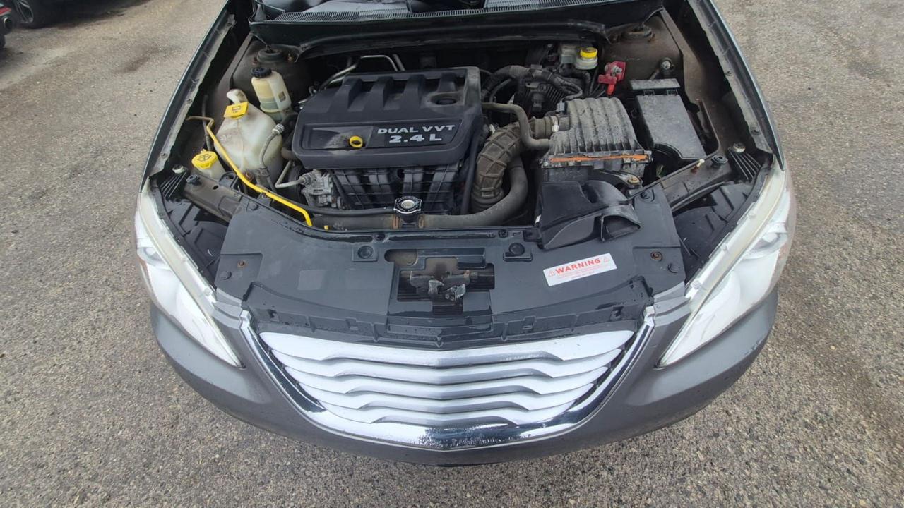 2013 Chrysler 200 LX, SEDAN, ONLY 126KMS, 4 CYLINDER, CERTIFIED Photo