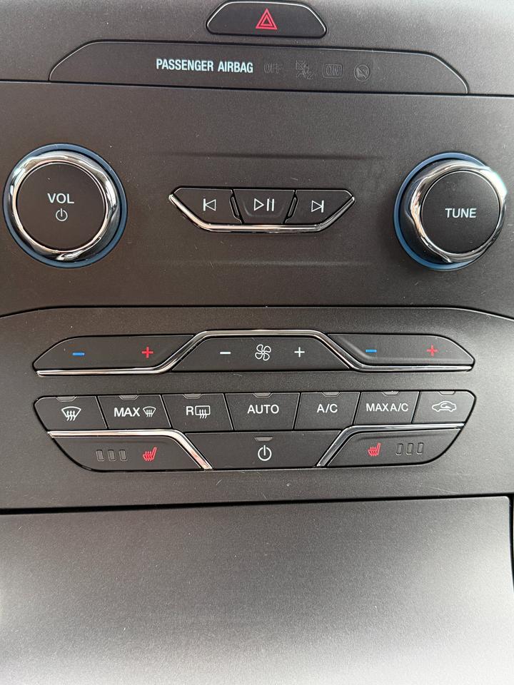 2020 Ford Edge SEL Photo