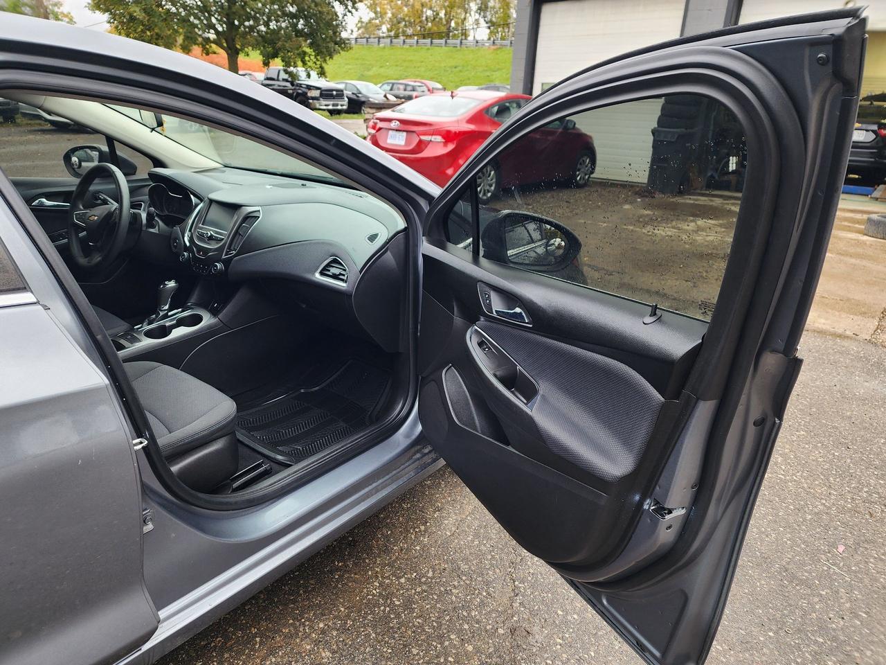 2018 Chevrolet Cruze LT l Clean Carfax l Low KMS l Reliable Photo