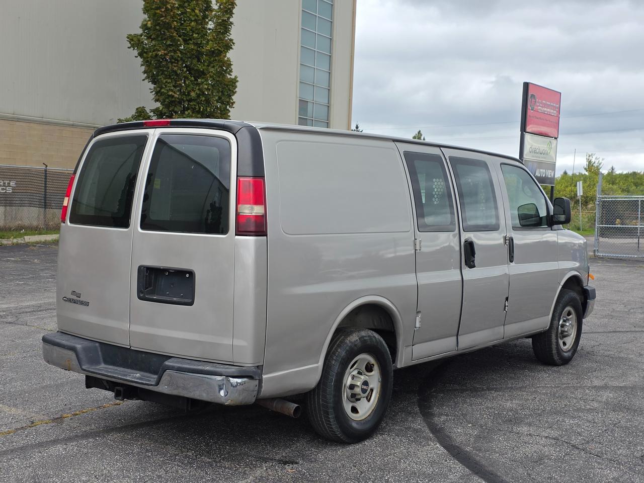 2009 Chevrolet Express Cargo Van RWD 2500 135" *CLEAN CARFAX* Photo4