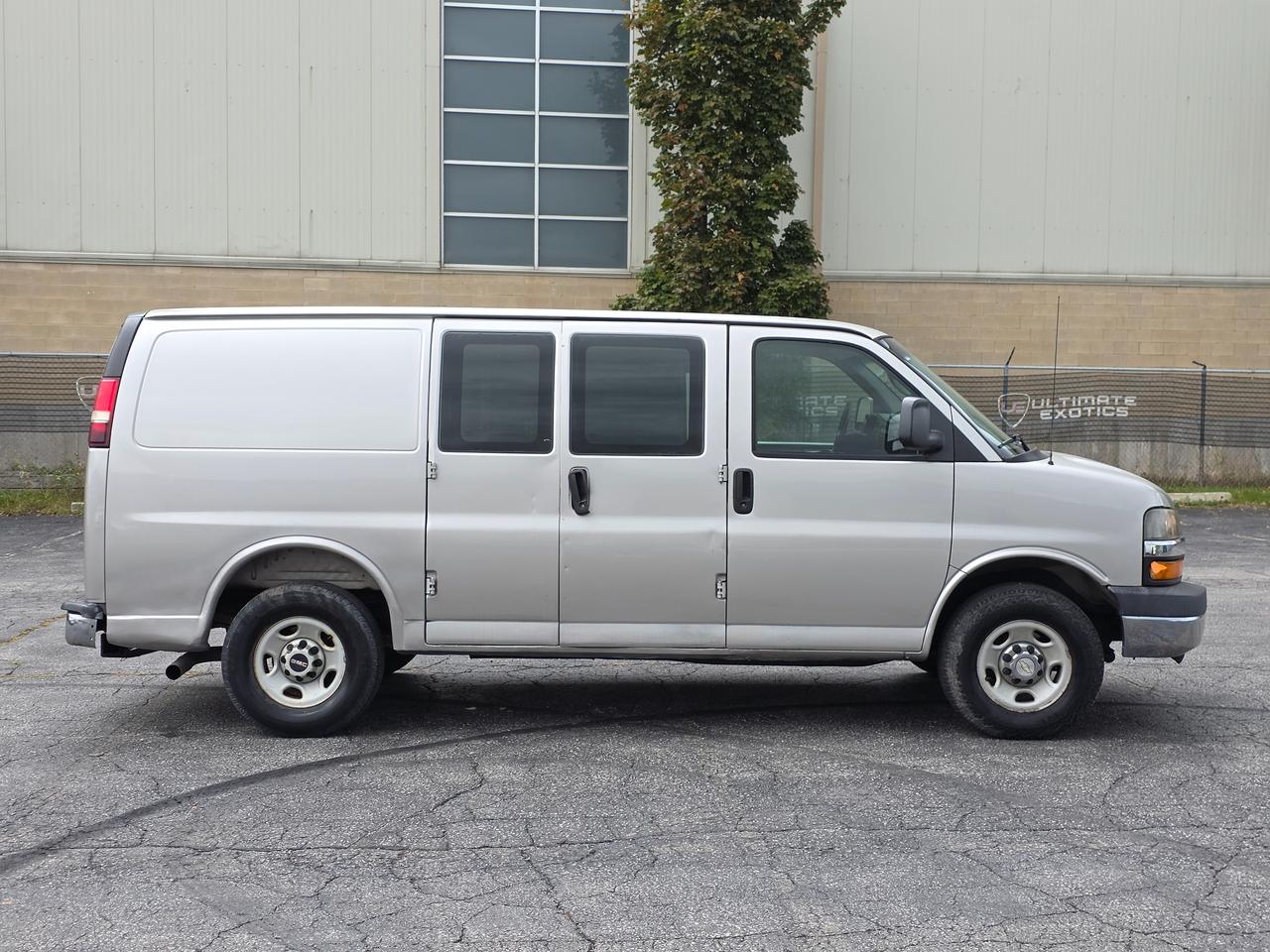 2009 Chevrolet Express Cargo Van RWD 2500 135" *CLEAN CARFAX* Photo3
