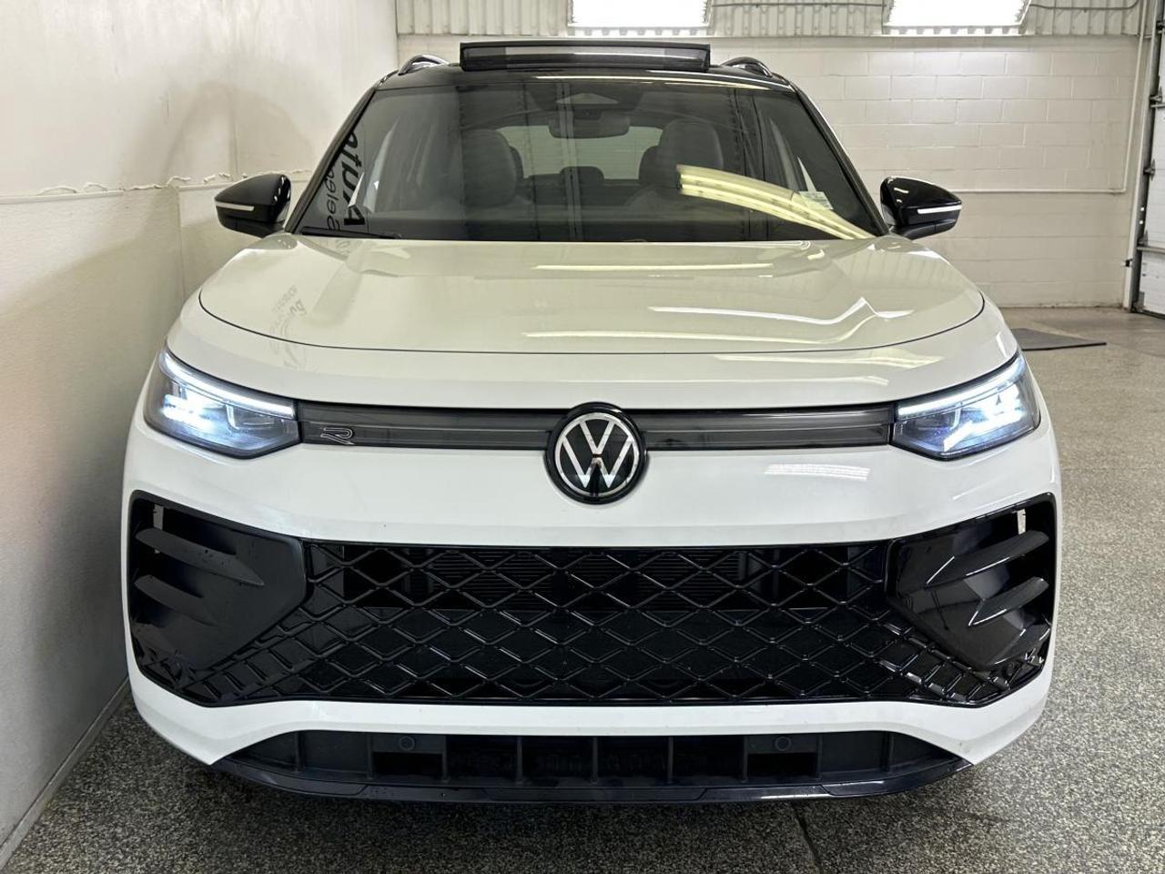 2026 Volkswagen Tiguan Comfortline R-Line Black Edition COMFORTLINE BLACK EDITION/4MOTION/PANOROOF/LEATHER/20KM! Photo5