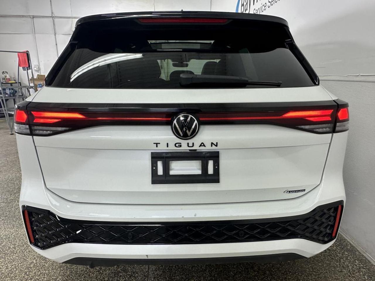 2026 Volkswagen Tiguan Comfortline R-Line Black Edition COMFORTLINE BLACK EDITION/4MOTION/PANOROOF/LEATHER/20KM! Photo