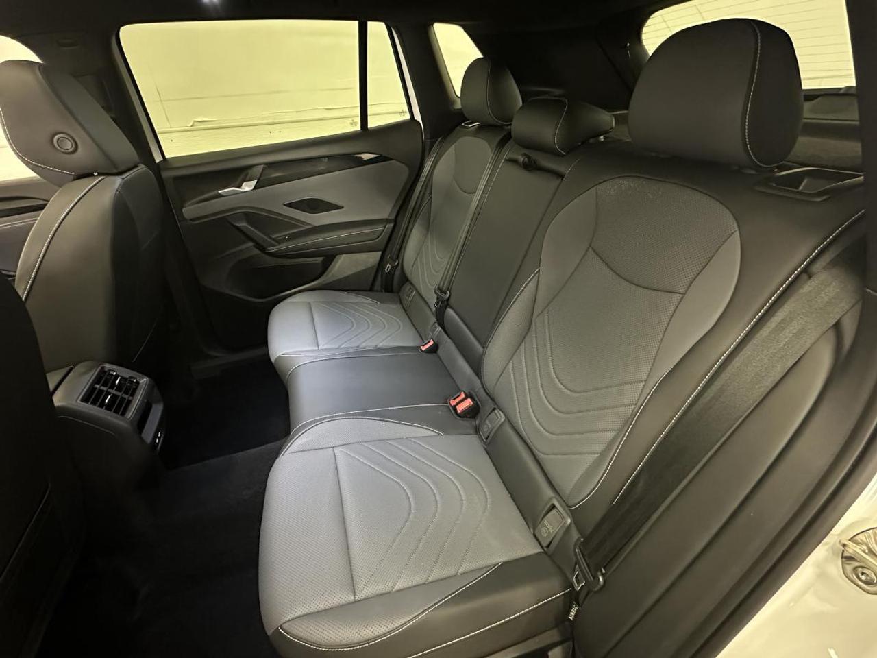 2026 Volkswagen Tiguan Comfortline R-Line Black Edition COMFORTLINE BLACK EDITION/4MOTION/PANOROOF/LEATHER/20KM! Photo