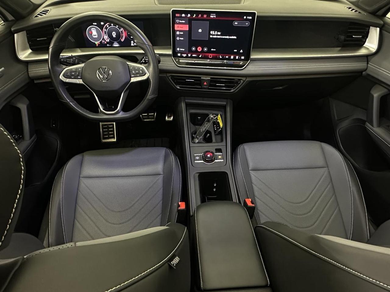 2026 Volkswagen Tiguan Comfortline R-Line Black Edition COMFORTLINE BLACK EDITION/4MOTION/PANOROOF/LEATHER/20KM! Photo