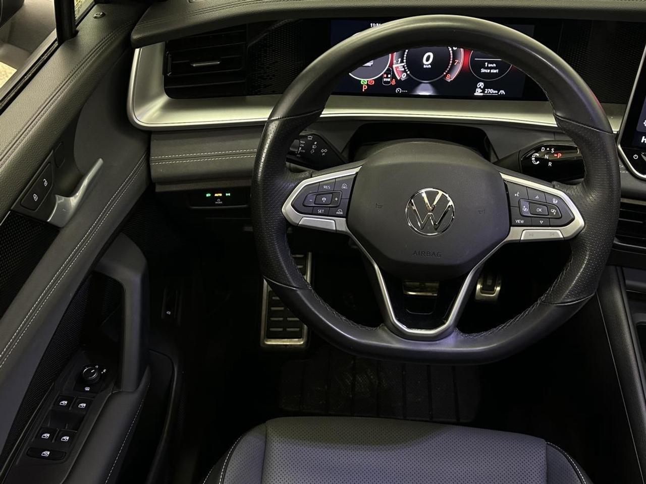 2026 Volkswagen Tiguan Comfortline R-Line Black Edition COMFORTLINE BLACK EDITION/4MOTION/PANOROOF/LEATHER/20KM! Photo