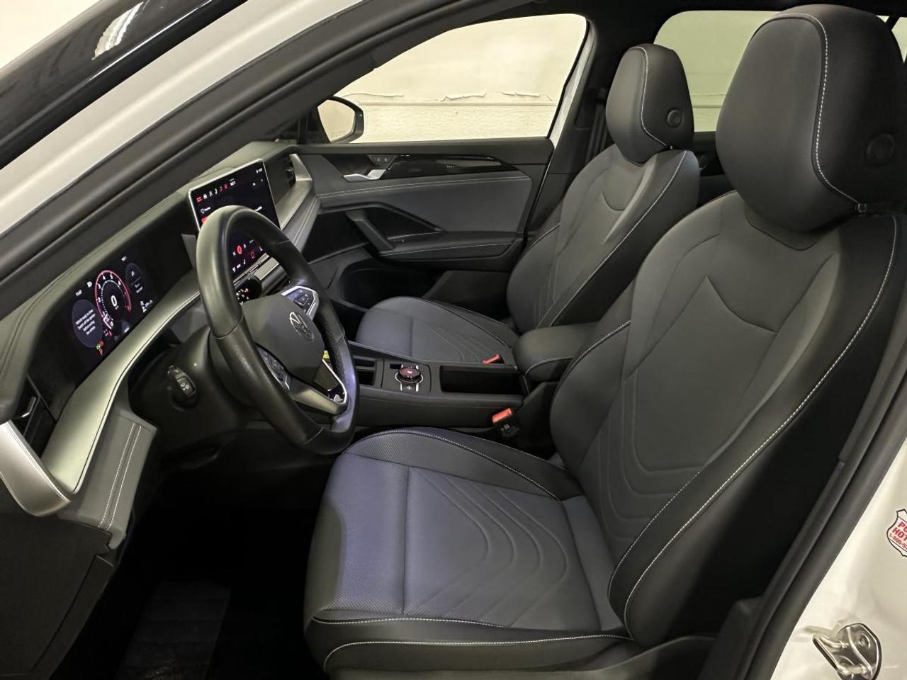 2026 Volkswagen Tiguan Comfortline R-Line Black Edition COMFORTLINE BLACK EDITION/4MOTION/PANOROOF/LEATHER/20KM! Photo