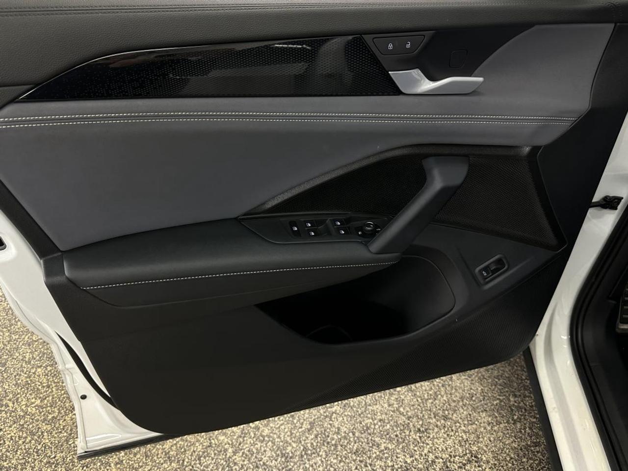 2026 Volkswagen Tiguan Comfortline R-Line Black Edition COMFORTLINE BLACK EDITION/4MOTION/PANOROOF/LEATHER/20KM! Photo