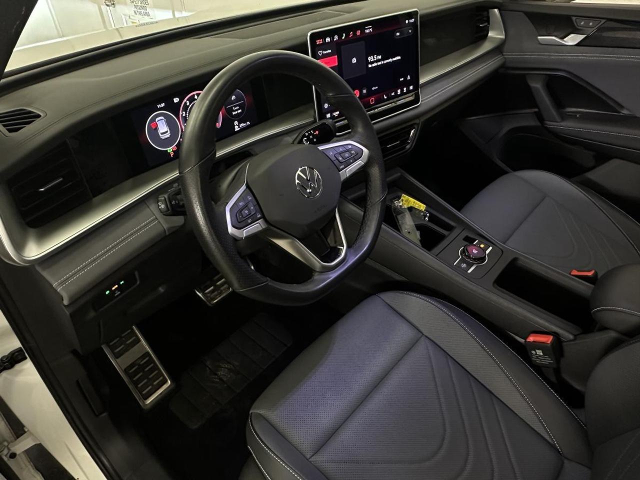 2026 Volkswagen Tiguan Comfortline R-Line Black Edition COMFORTLINE BLACK EDITION/4MOTION/PANOROOF/LEATHER/20KM! Photo