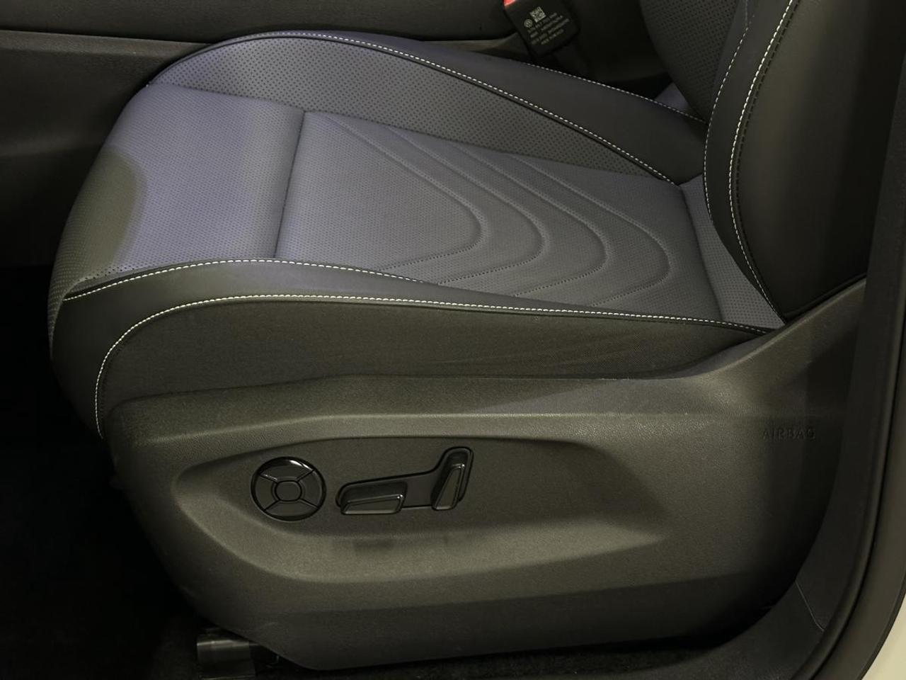 2026 Volkswagen Tiguan Comfortline R-Line Black Edition COMFORTLINE BLACK EDITION/4MOTION/PANOROOF/LEATHER/20KM! Photo