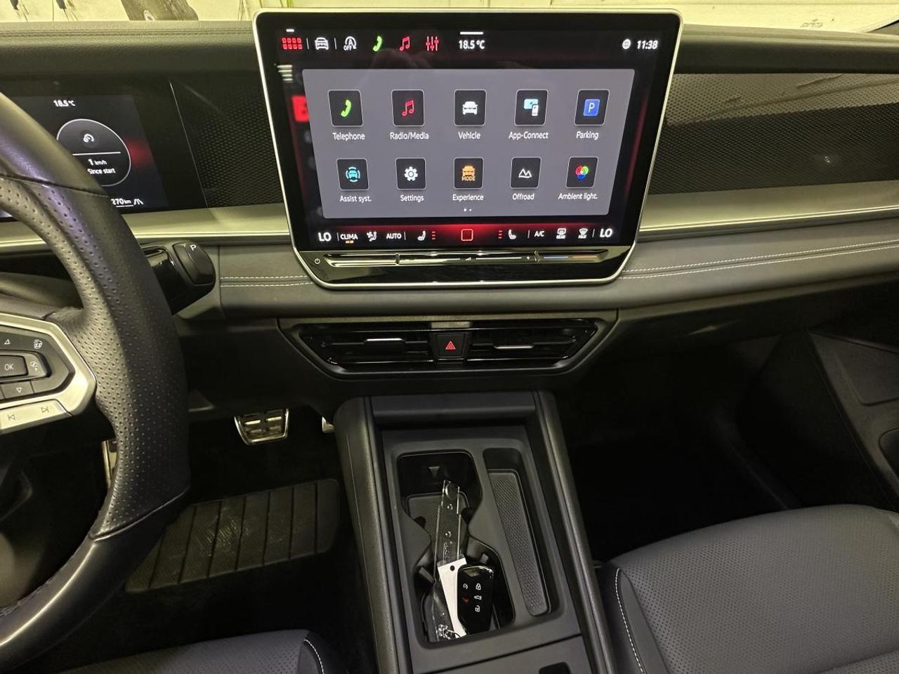 2026 Volkswagen Tiguan Comfortline R-Line Black Edition COMFORTLINE BLACK EDITION/4MOTION/PANOROOF/LEATHER/20KM! Photo