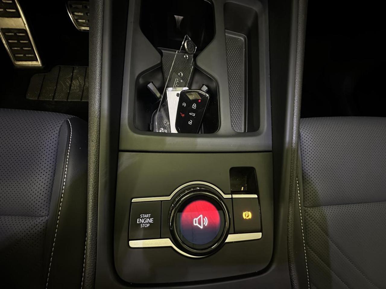 2026 Volkswagen Tiguan Comfortline R-Line Black Edition COMFORTLINE BLACK EDITION/4MOTION/PANOROOF/LEATHER/20KM! Photo