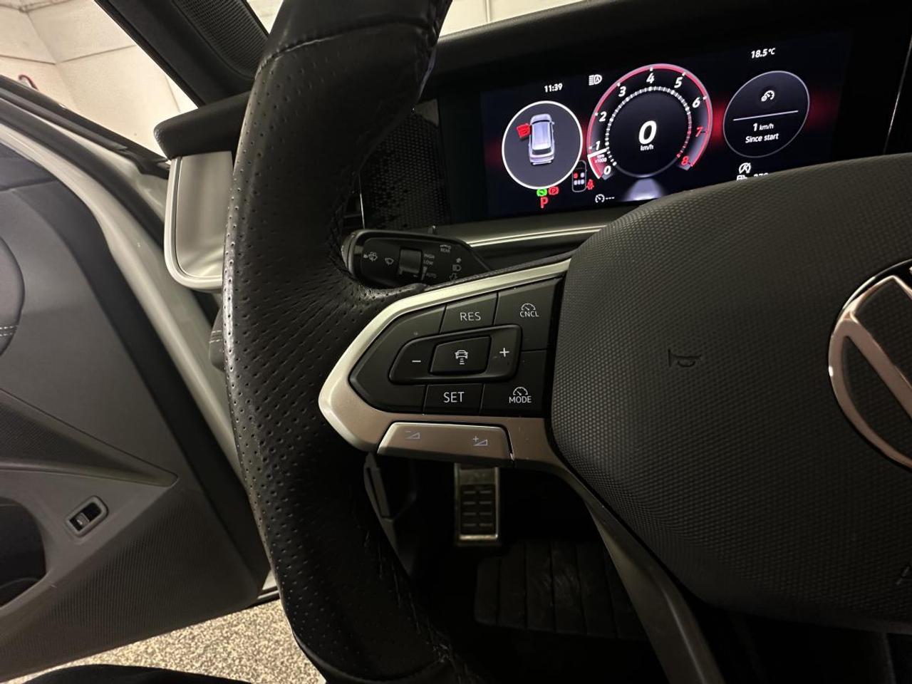 2026 Volkswagen Tiguan Comfortline R-Line Black Edition COMFORTLINE BLACK EDITION/4MOTION/PANOROOF/LEATHER/20KM! Photo
