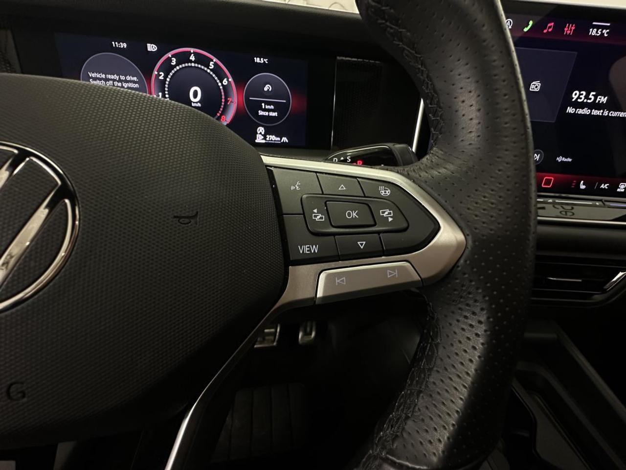 2026 Volkswagen Tiguan Comfortline R-Line Black Edition COMFORTLINE BLACK EDITION/4MOTION/PANOROOF/LEATHER/20KM! Photo