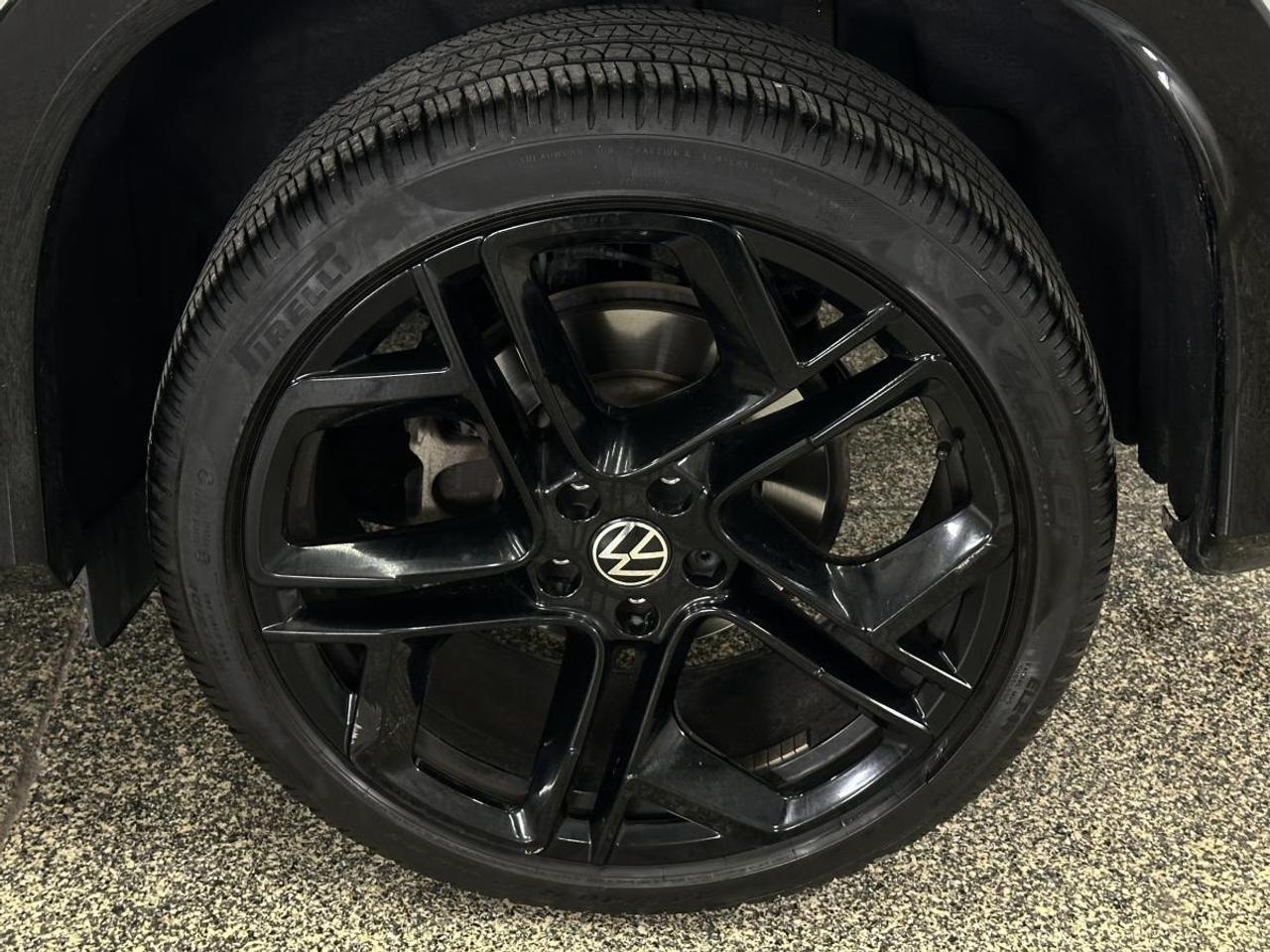 2026 Volkswagen Tiguan Comfortline R-Line Black Edition COMFORTLINE BLACK EDITION/4MOTION/PANOROOF/LEATHER/20KM! Photo