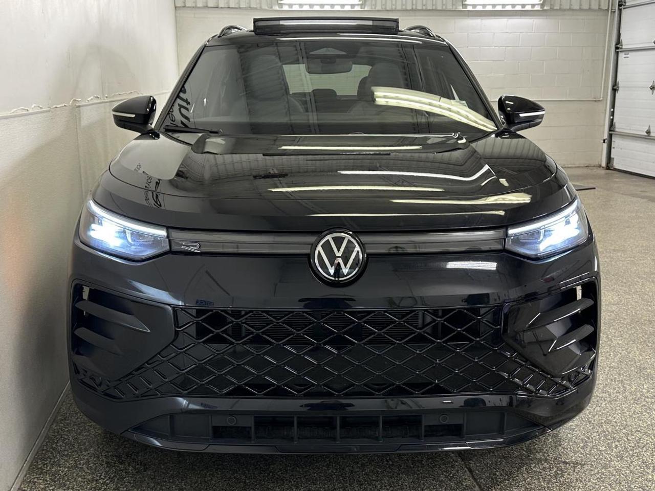 2026 Volkswagen Tiguan Comfortline R-Line Black Edition COMFORTLINE BLACK EDITION/4MOTION/PANOROOF/LEATHER/22KM! Photo