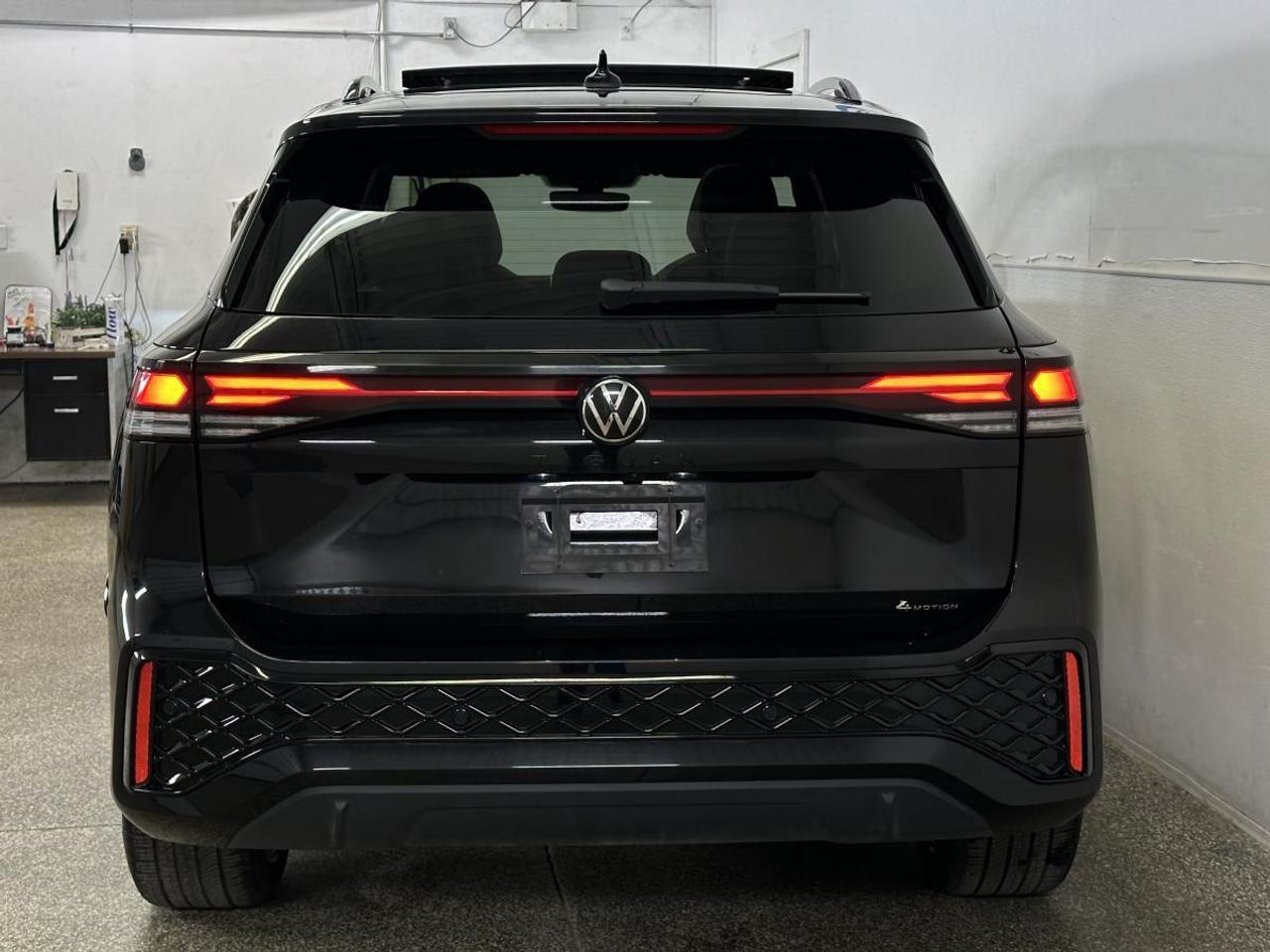 2026 Volkswagen Tiguan Comfortline R-Line Black Edition COMFORTLINE BLACK EDITION/4MOTION/PANOROOF/LEATHER/22KM! Photo