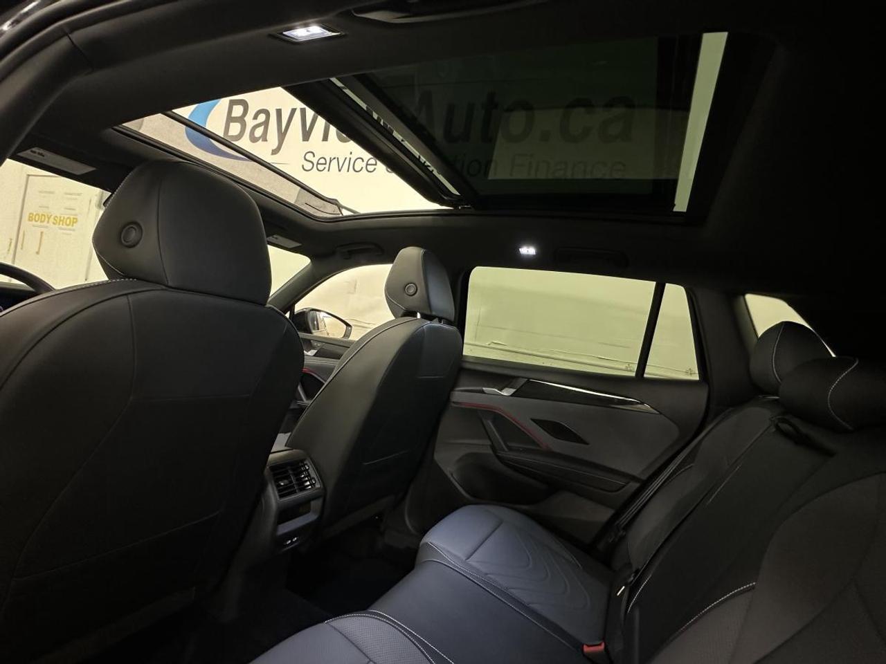 2026 Volkswagen Tiguan Comfortline R-Line Black Edition COMFORTLINE BLACK EDITION/4MOTION/PANOROOF/LEATHER/22KM! Photo