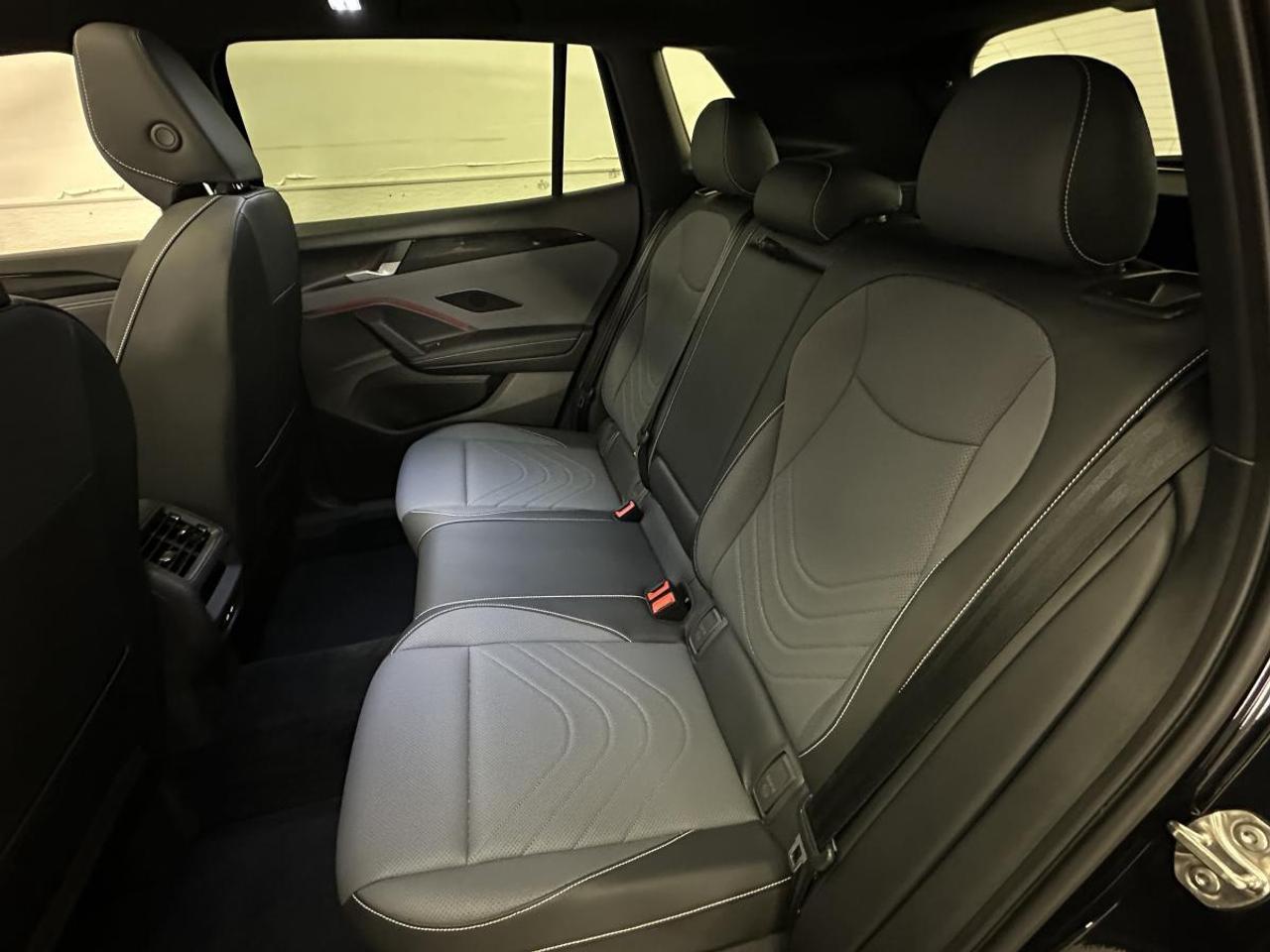2026 Volkswagen Tiguan Comfortline R-Line Black Edition COMFORTLINE BLACK EDITION/4MOTION/PANOROOF/LEATHER/22KM! Photo