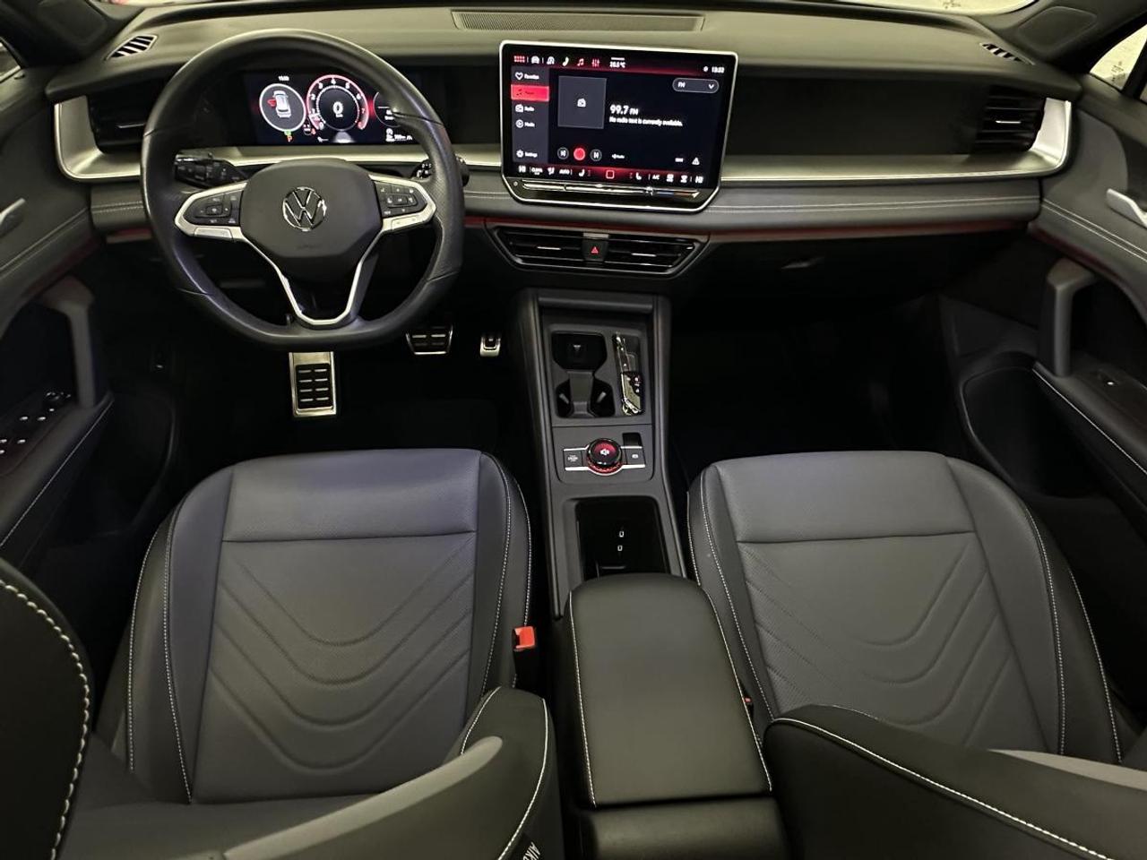 2026 Volkswagen Tiguan Comfortline R-Line Black Edition COMFORTLINE BLACK EDITION/4MOTION/PANOROOF/LEATHER/22KM! Photo