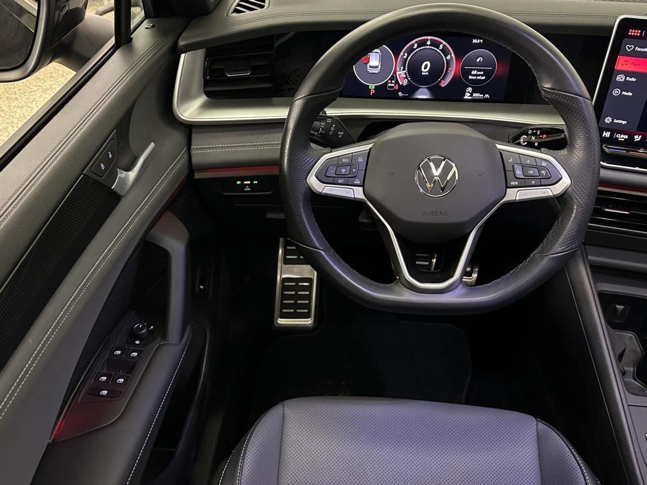2026 Volkswagen Tiguan Comfortline R-Line Black Edition COMFORTLINE BLACK EDITION/4MOTION/PANOROOF/LEATHER/22KM! Photo