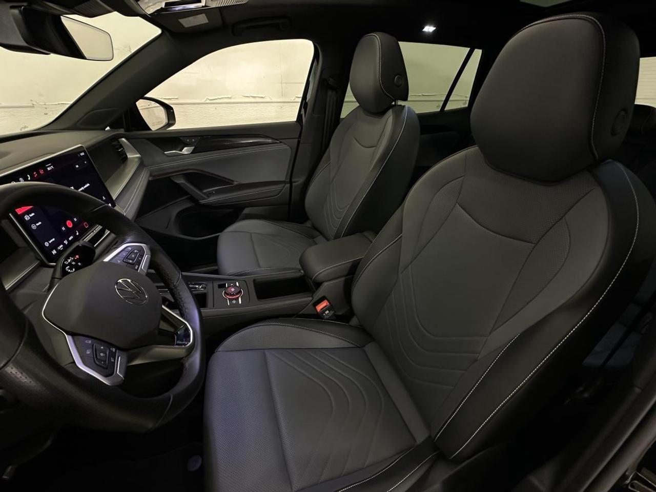 2026 Volkswagen Tiguan Comfortline R-Line Black Edition COMFORTLINE BLACK EDITION/4MOTION/PANOROOF/LEATHER/22KM! Photo
