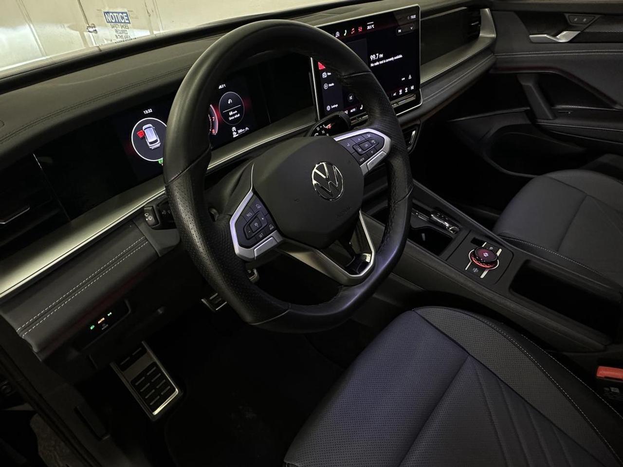 2026 Volkswagen Tiguan Comfortline R-Line Black Edition COMFORTLINE BLACK EDITION/4MOTION/PANOROOF/LEATHER/22KM! Photo