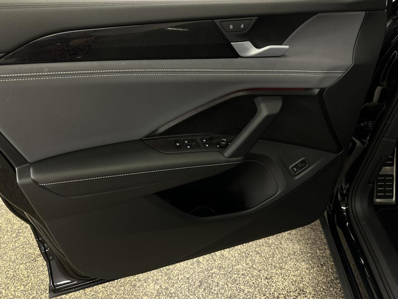 2026 Volkswagen Tiguan Comfortline R-Line Black Edition COMFORTLINE BLACK EDITION/4MOTION/PANOROOF/LEATHER/22KM! Photo