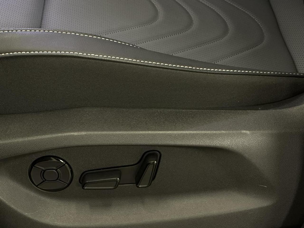 2026 Volkswagen Tiguan Comfortline R-Line Black Edition COMFORTLINE BLACK EDITION/4MOTION/PANOROOF/LEATHER/22KM! Photo