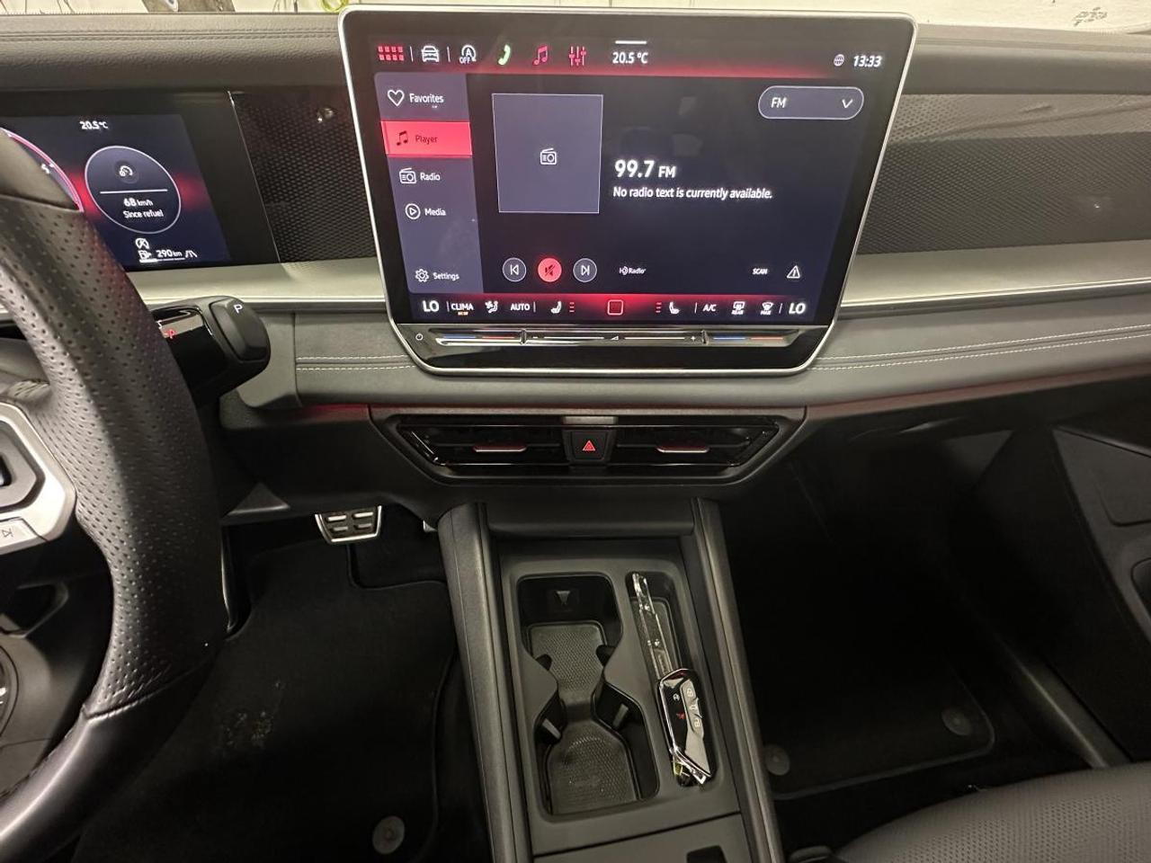 2026 Volkswagen Tiguan Comfortline R-Line Black Edition COMFORTLINE BLACK EDITION/4MOTION/PANOROOF/LEATHER/22KM! Photo