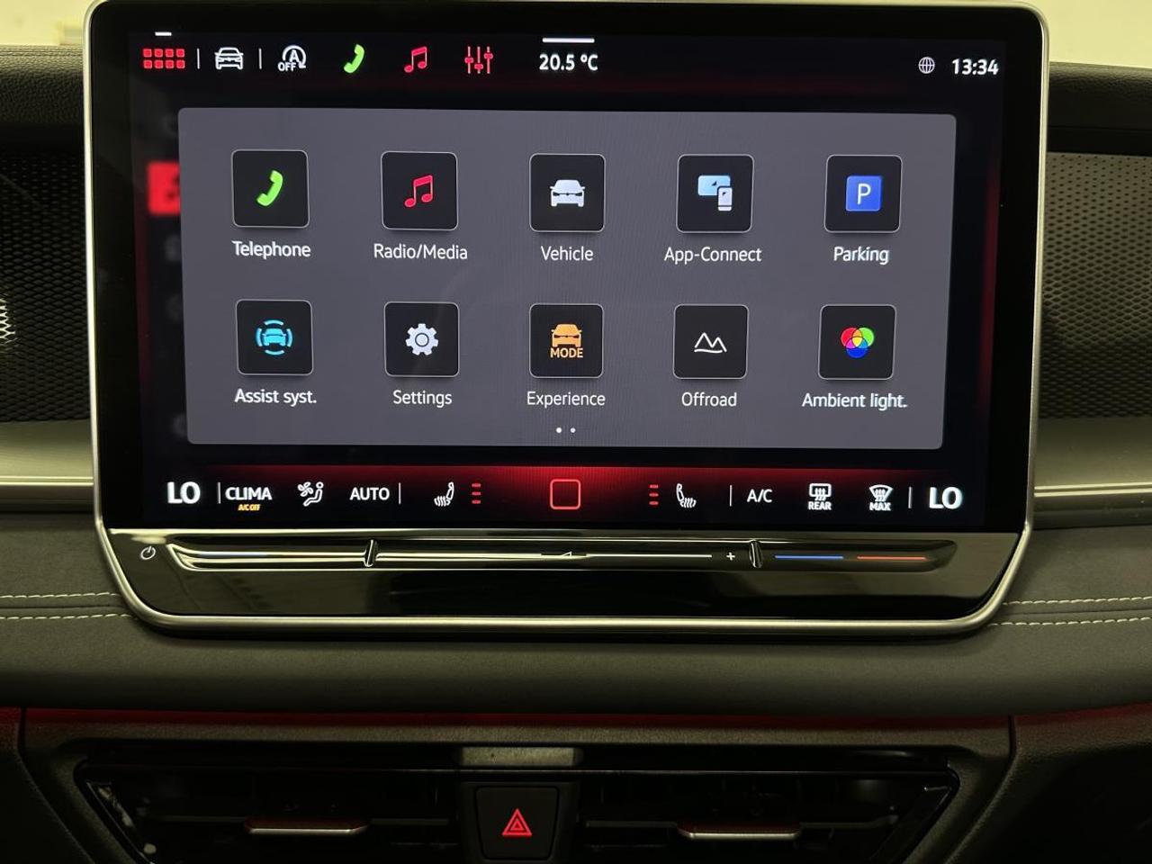 2026 Volkswagen Tiguan Comfortline R-Line Black Edition COMFORTLINE BLACK EDITION/4MOTION/PANOROOF/LEATHER/22KM! Photo