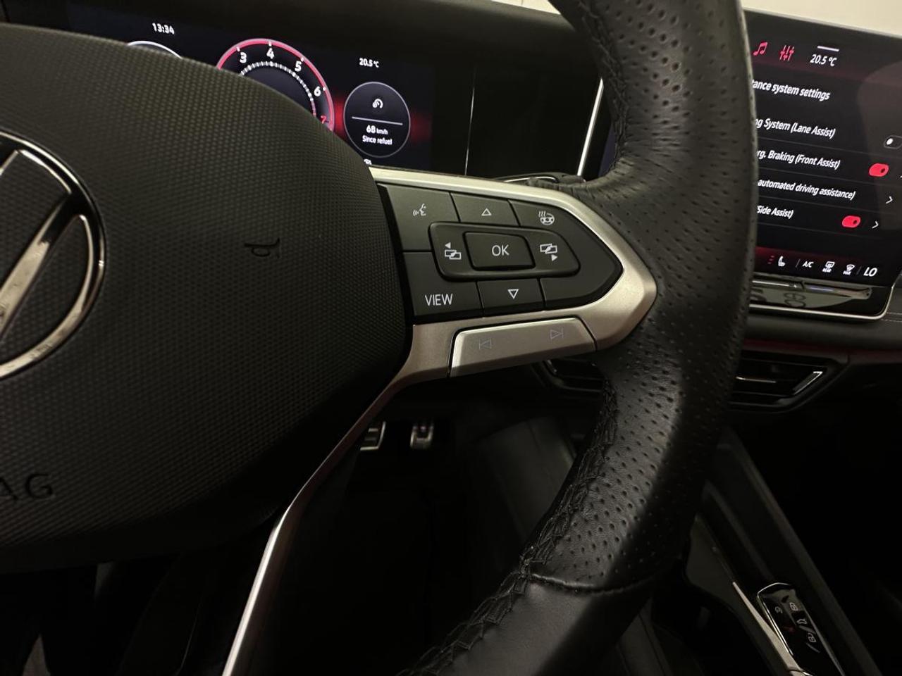 2026 Volkswagen Tiguan Comfortline R-Line Black Edition COMFORTLINE BLACK EDITION/4MOTION/PANOROOF/LEATHER/22KM! Photo