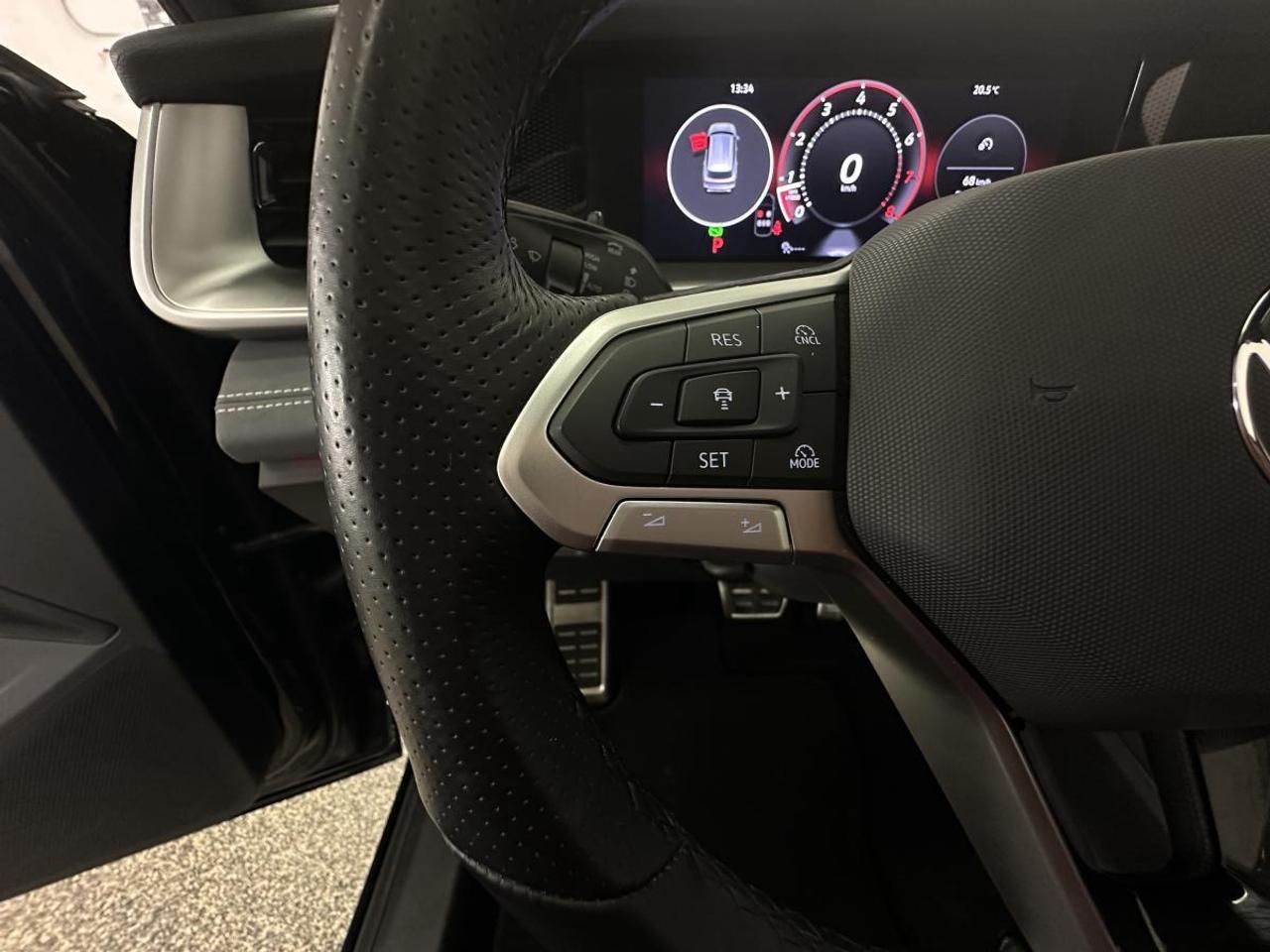 2026 Volkswagen Tiguan Comfortline R-Line Black Edition COMFORTLINE BLACK EDITION/4MOTION/PANOROOF/LEATHER/22KM! Photo