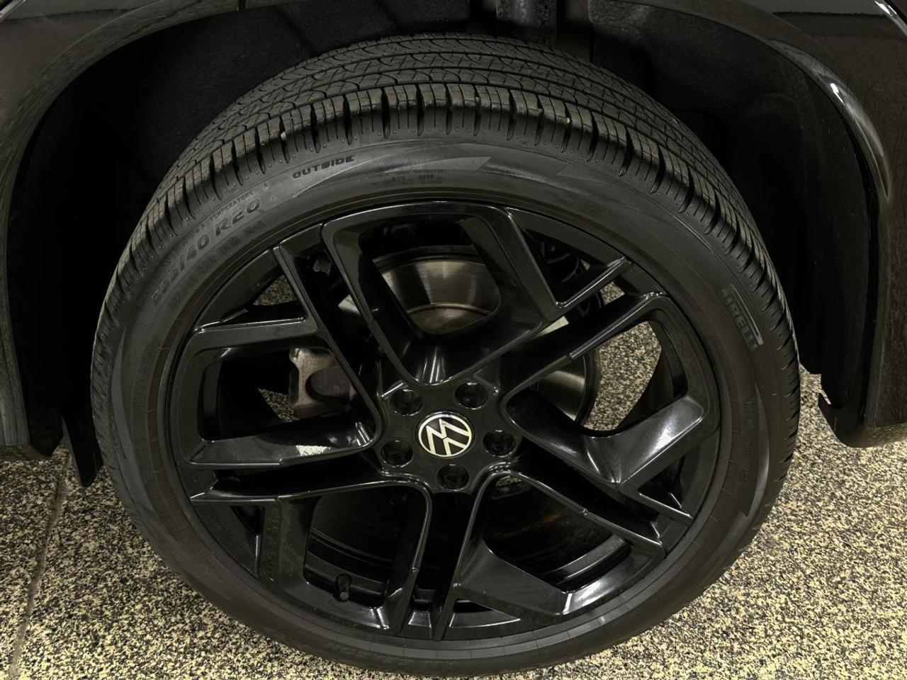 2026 Volkswagen Tiguan Comfortline R-Line Black Edition COMFORTLINE BLACK EDITION/4MOTION/PANOROOF/LEATHER/22KM! Photo