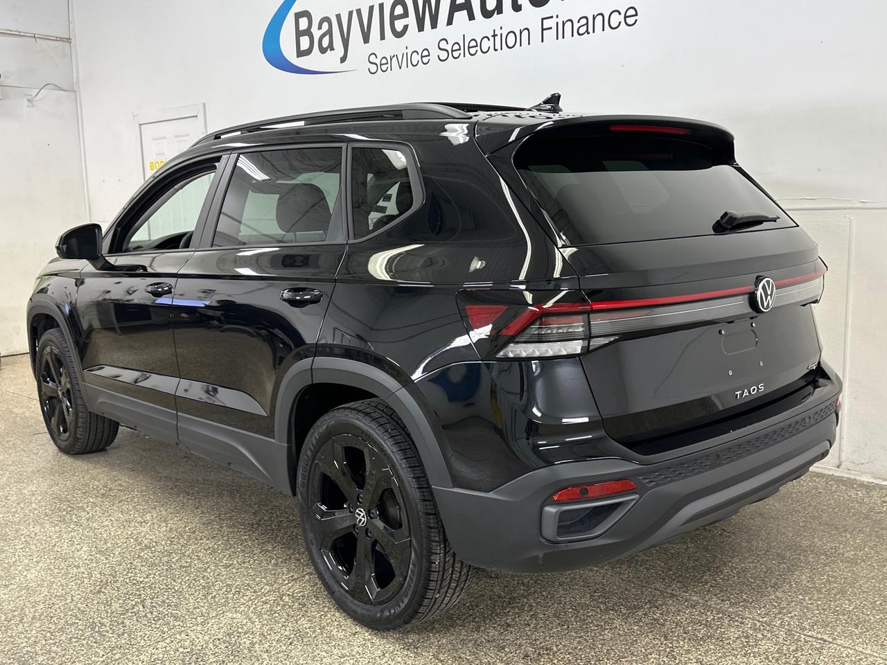 2026 Volkswagen Taos Comfortline Black Edition COMFORTLINE/BLACK EDITION/4MOTION/PANOROOF/19KM! Photo4