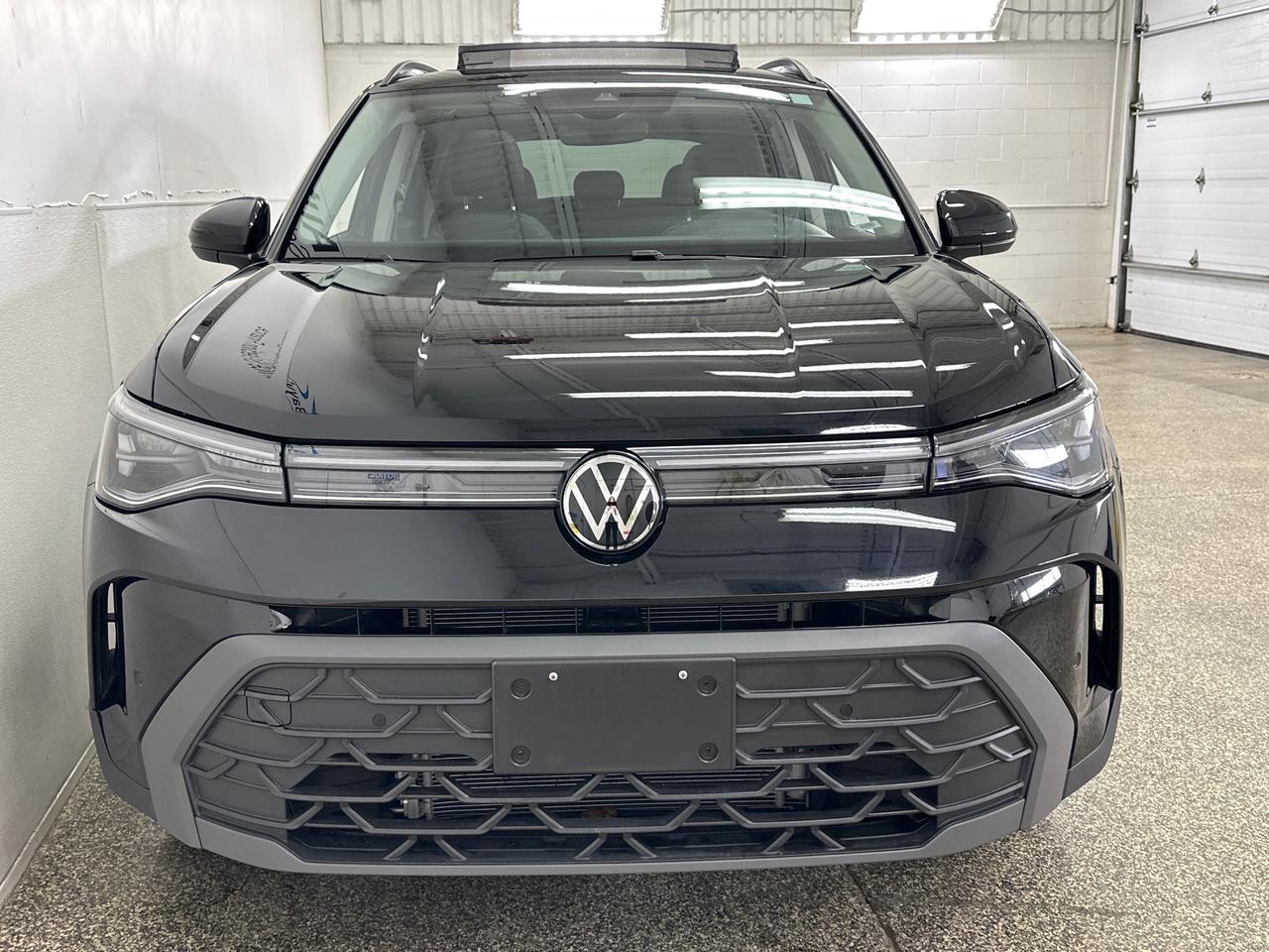 2026 Volkswagen Taos Comfortline Black Edition COMFORTLINE/BLACK EDITION/4MOTION/PANOROOF/19KM! Photo