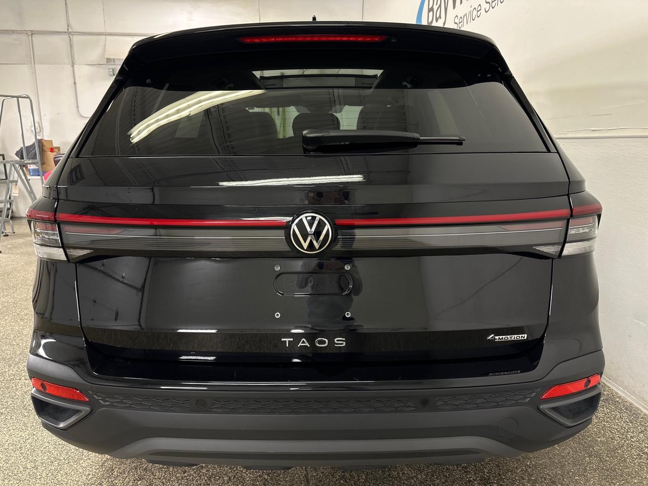 2026 Volkswagen Taos Comfortline Black Edition COMFORTLINE/BLACK EDITION/4MOTION/PANOROOF/19KM! Photo