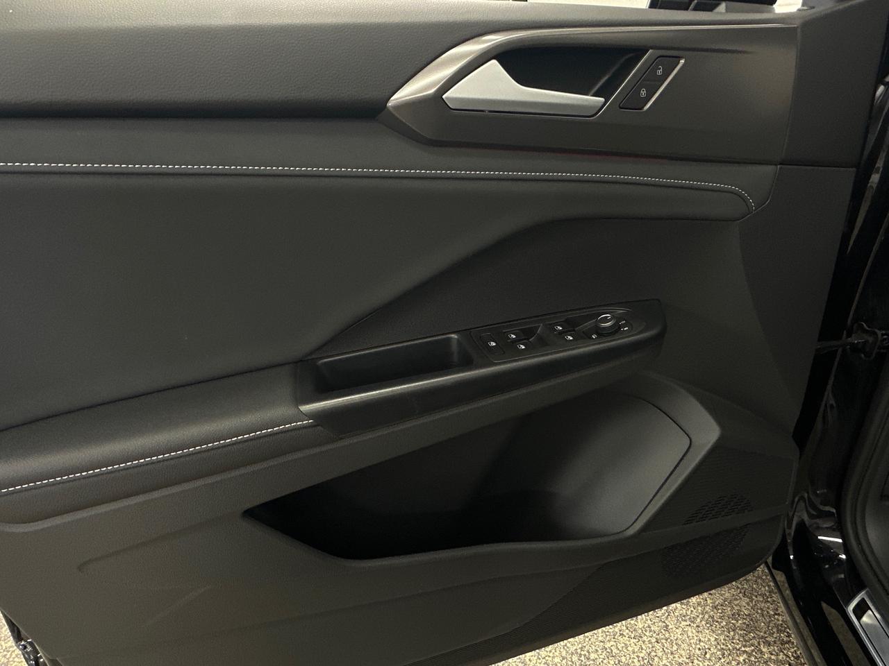 2026 Volkswagen Taos Comfortline Black Edition COMFORTLINE/BLACK EDITION/4MOTION/PANOROOF/19KM! Photo