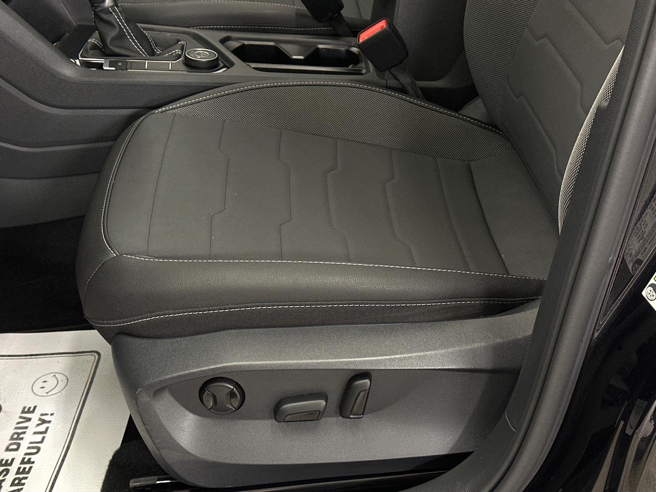 2026 Volkswagen Taos Comfortline Black Edition COMFORTLINE/BLACK EDITION/4MOTION/PANOROOF/19KM! Photo